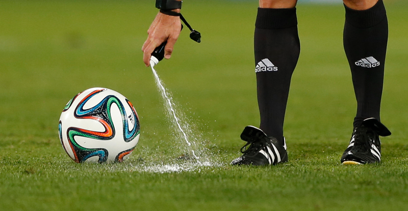 Illustration for article titled La curiosa historia del spray evanescente utilizado en el Mundial